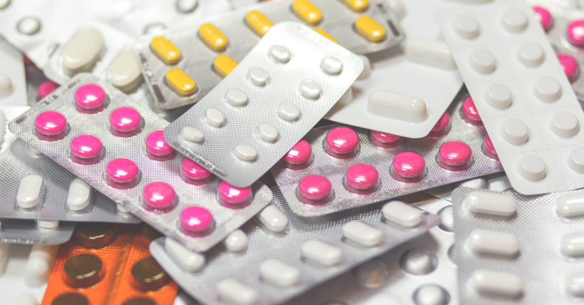 Medicinas escenciales que debes llevar durante un viaje.